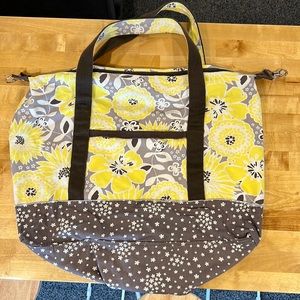 Thirty-one weekender bag. Yellow and taupe/brown daisy print